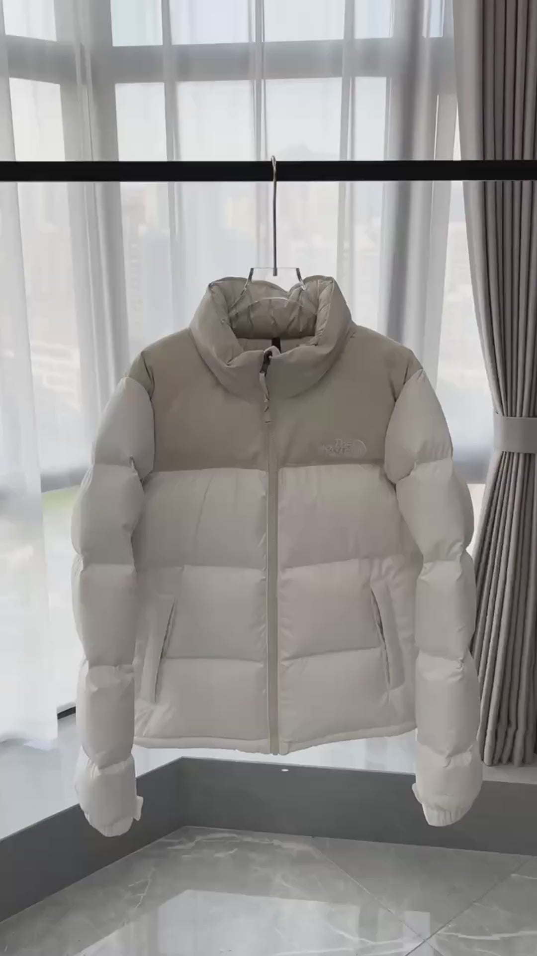 The North Face Cropped Puffer Jacket in Cream, Stand Collar